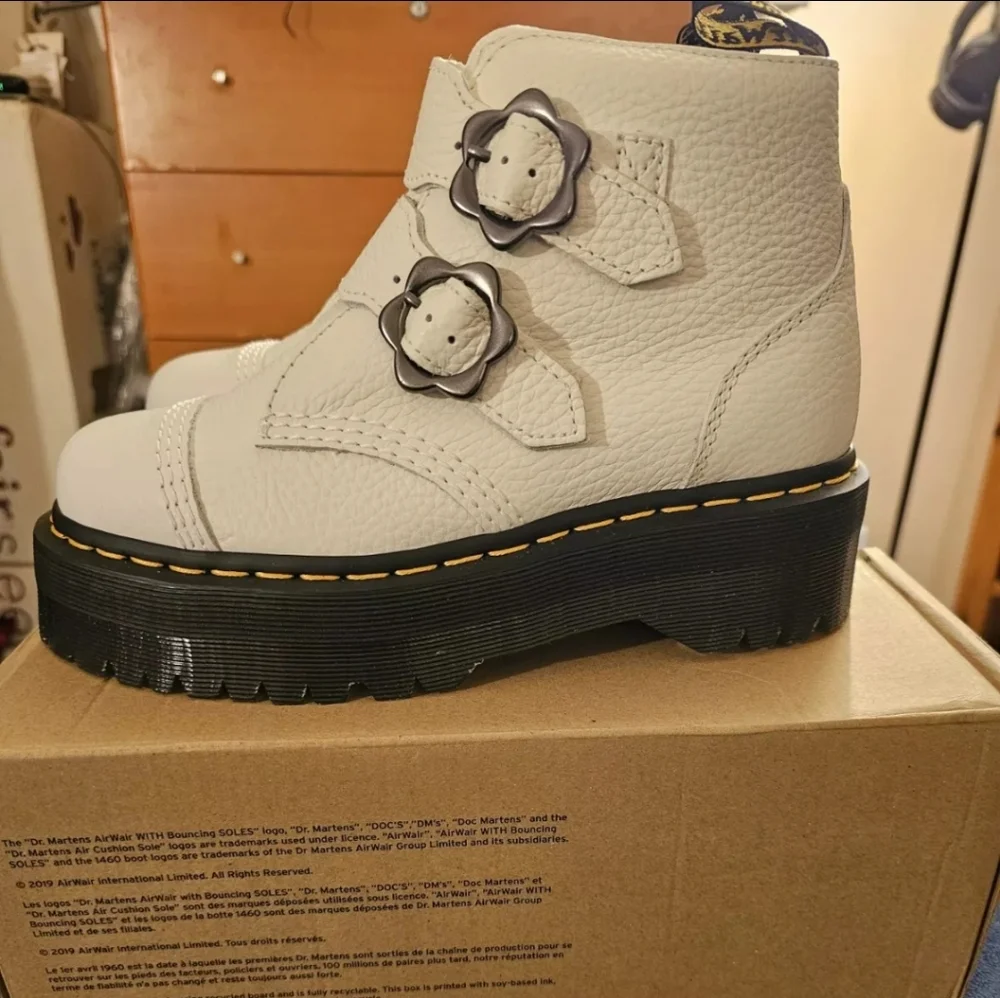 Dr. Martens FIRE! NIB! Devin Flower Buckle Leather Platform Boots in White. Sz 7
